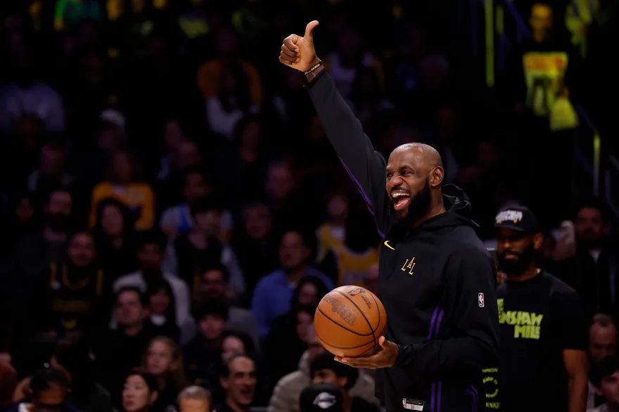 NBA/湖人新秀「低音砲」獻唱、艾頓當指揮！詹皇笑納生日蛋糕