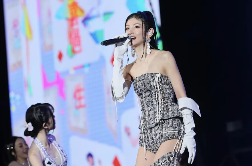 獨家唱北跨！李千娜辣露屁股蛋「狂深蹲一週」  雨中踩12公分高跟鞋險滑倒