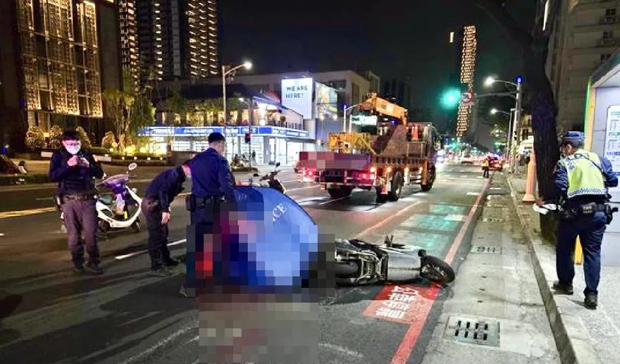 影/高雄前鎮晚間重大車禍　男大生遭貨車輾過當場死亡