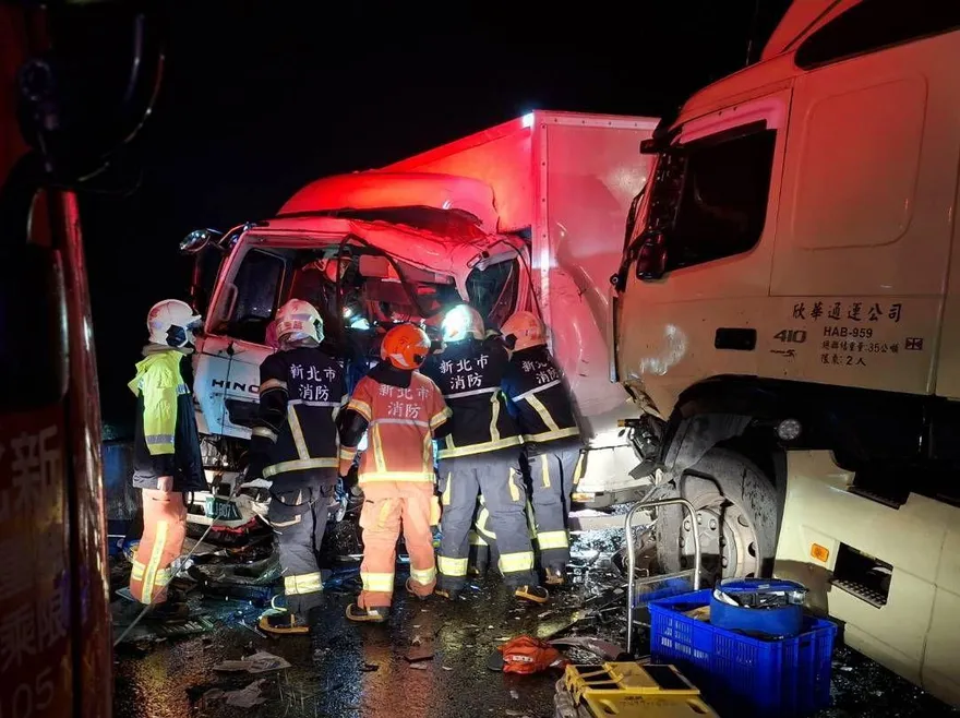 元旦不平靜！瑞芳台2線物流車逆撞曳引車「車頭全毀」