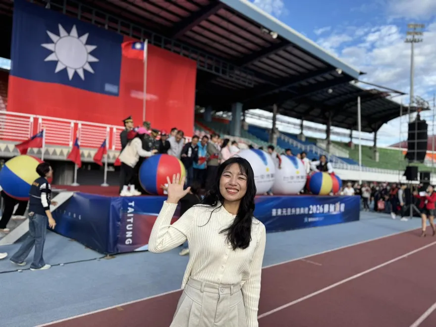 王義川現身台東元旦升旗！被抓包「不唱國歌、忙撥帥氣瀏海」 楊智伃嗆：別來作秀