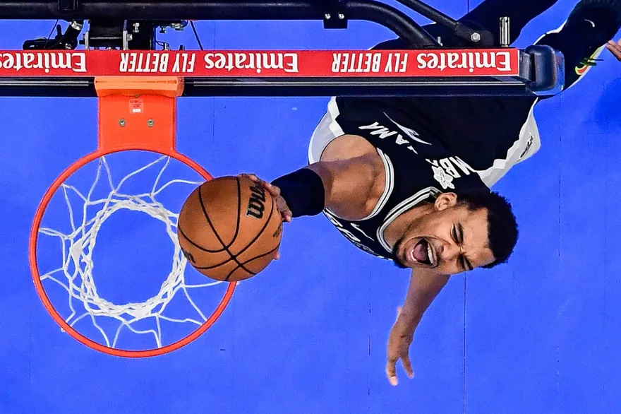 NBA/虛驚一場！文班亞馬左膝反摺傷退　檢測僅輕微過度伸展