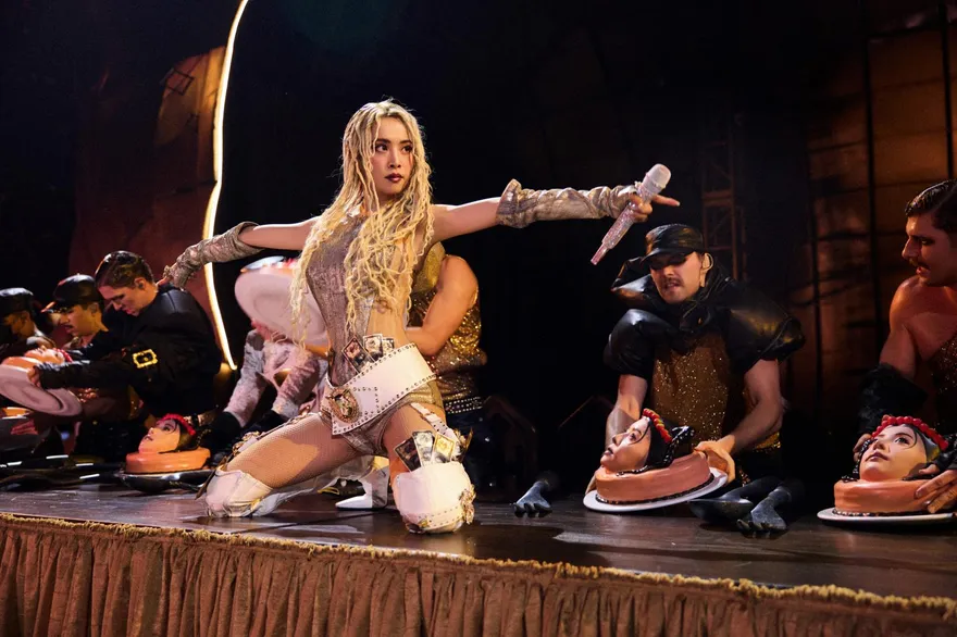 蔡依林大巨蛋撒鈔！　元旦站3600萬「超巨金豬」開唱