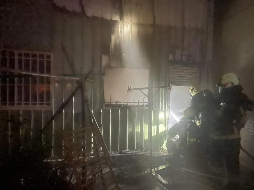 影/死亡火警！高雄大社鐵皮屋今晨冒火光　釀1死1昏迷