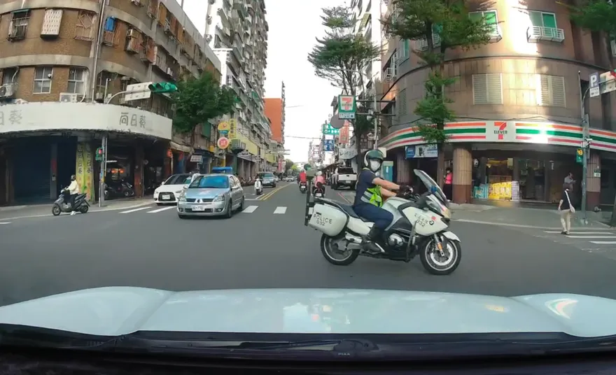 爆氣畫面曝！新北警「鬼切」左轉還反嗆民眾　分局祭懲處