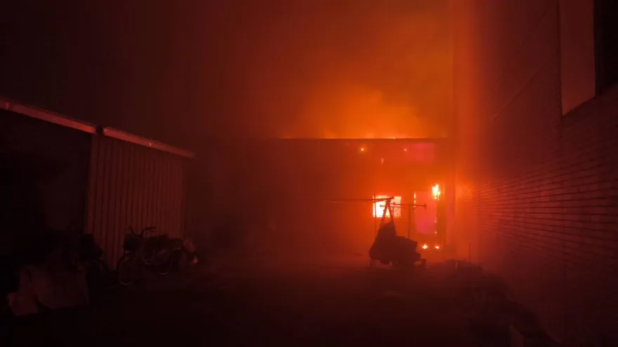 高雄清晨惡火！鄰居聞「拍打呼救聲」救不了　夫妻1死1傷