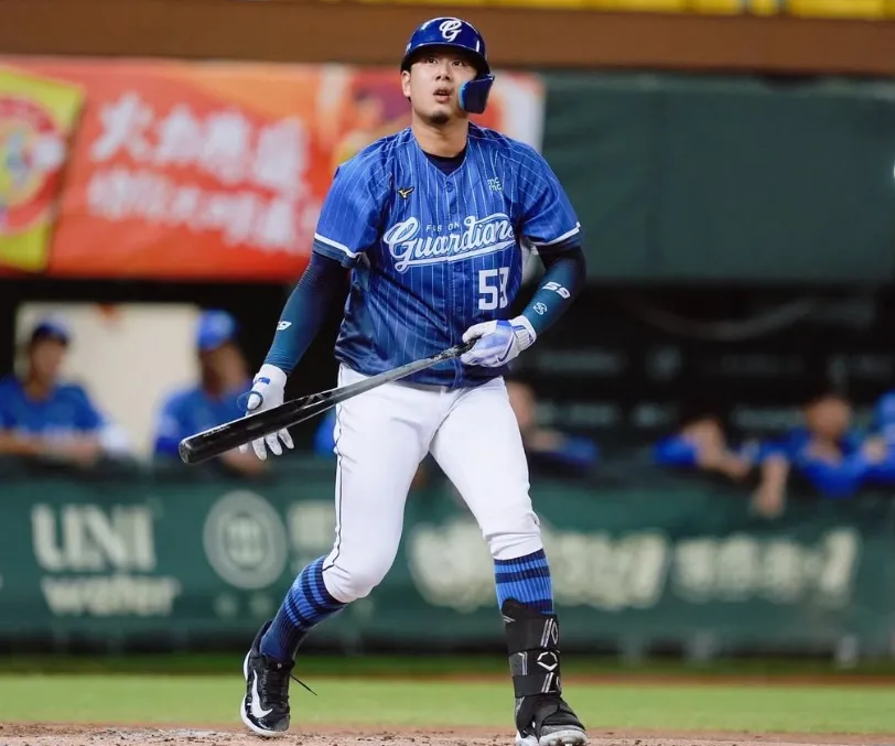 中職/富邦捕手元旦告別球員生涯　啦啦隊女友現身閃瞎眾人