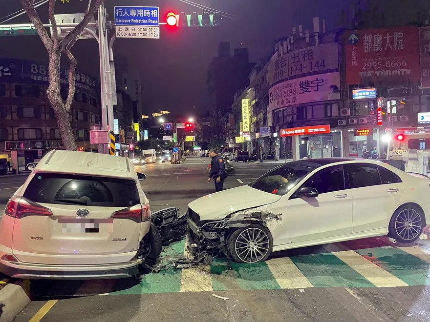 影/斑馬線碎裂現場！三重賓士男鬼切撞待轉車　下場超慘