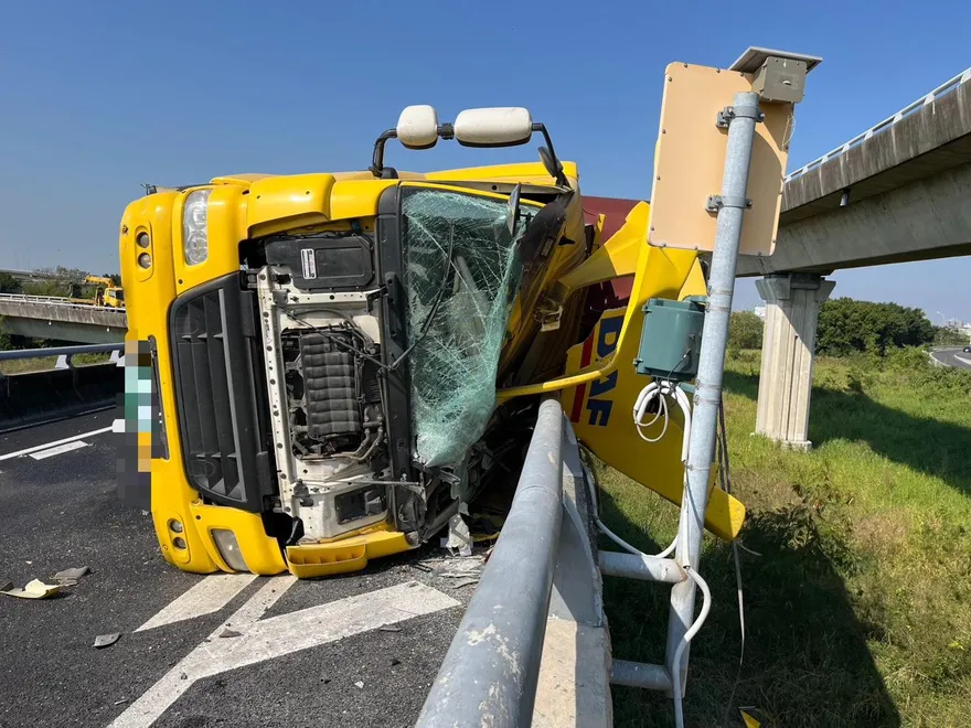大貨車台南國1接國8匝道失控撞護欄側翻　駕駛送醫