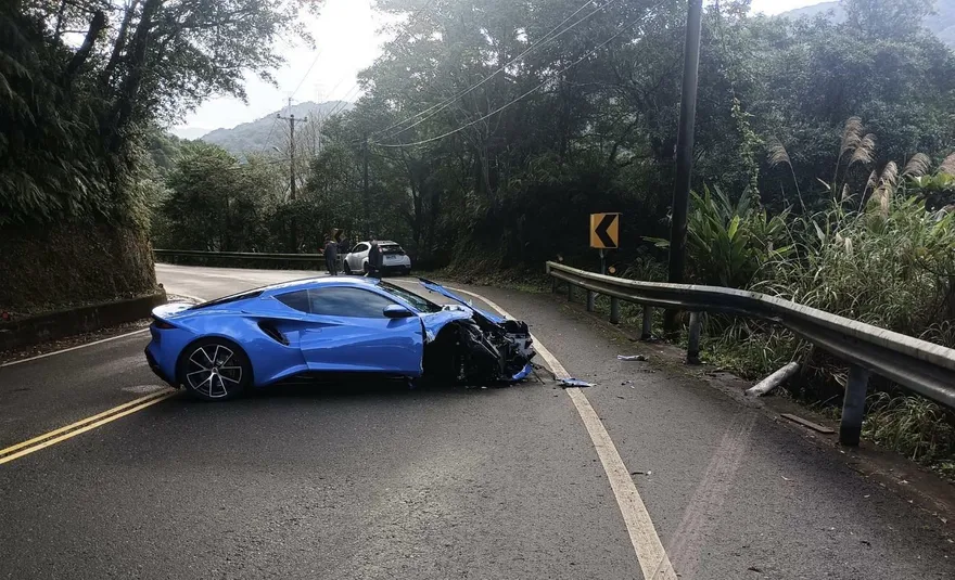 影/蓮花跑車北宜公路自撞護欄　車頭全毀駕駛受傷送醫