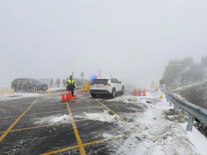 合歡山「警察小姐姐」再現身　小編自嘲遭「死亡凝視」