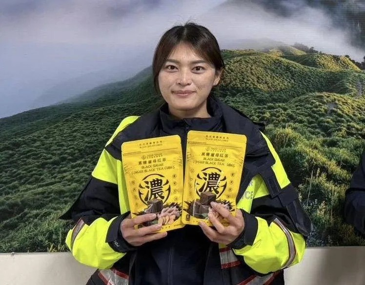 合歡山雪地「內八抗寒小女警」謝謝民眾薑母茶　高清美照曝光