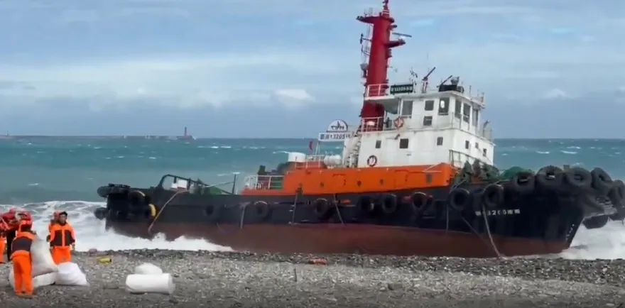 巴拿馬籍散裝船擱淺花蓮　拖船搶救受困「5人吊掛」救出