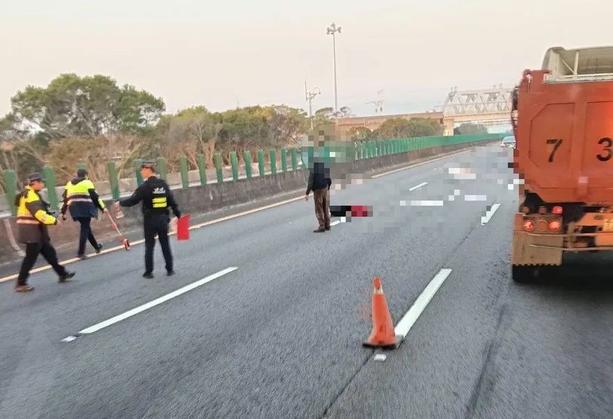 影/國道4號見悲劇！「3大小車追撞」1女噴飛無生命跡象