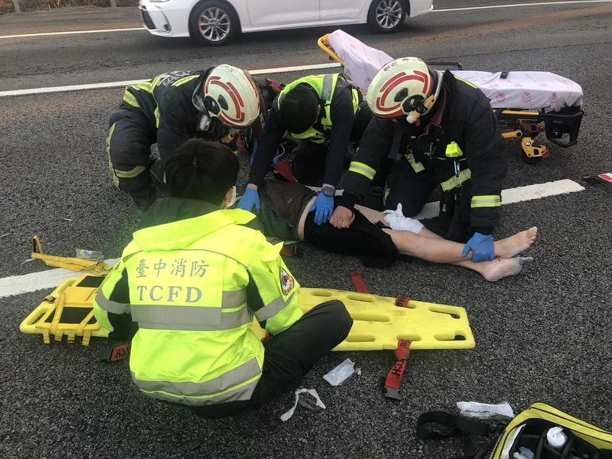 影/國4「大小車追撞」最新！女噴飛重摔「全身多處骨折」搶命中