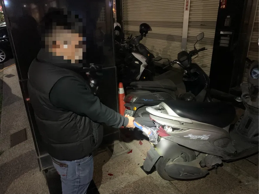 影/高雄超瞎尋仇！地點、車牌都錯　89猴砸2機車火速落網