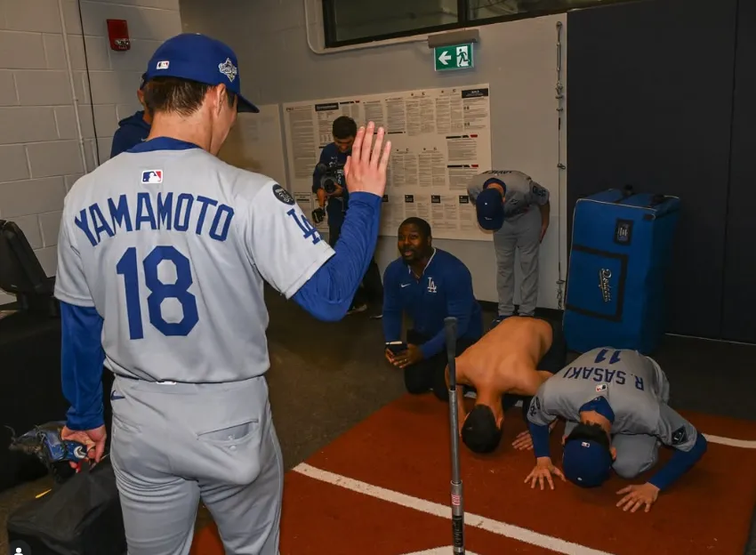 MLB/佐佐木朗希跪拜山本由伸　道奇官攝：我忍不住笑了