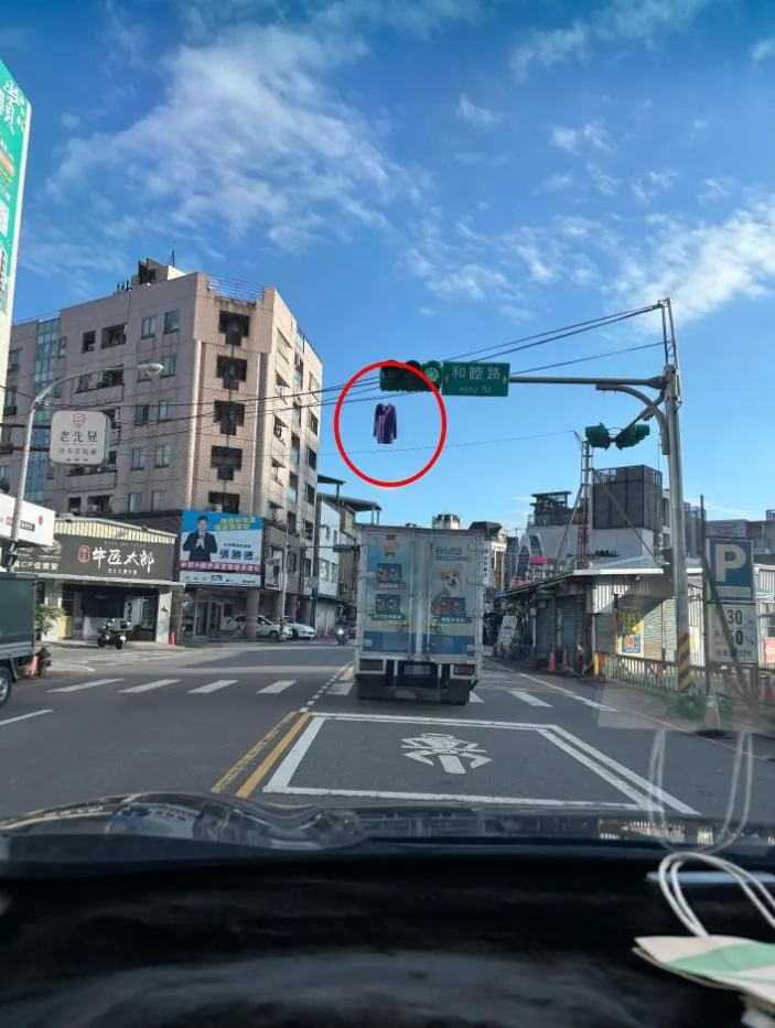 宜蘭電線當曬衣繩？「空中晾衣」奇景曝光　民眾看傻