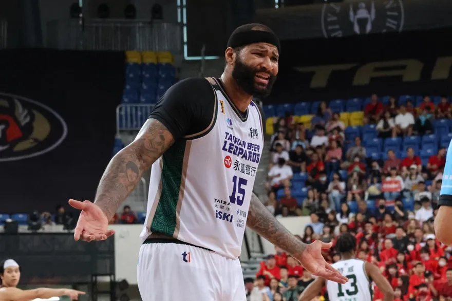 桃園巨蛋髒到爆！林書豪弟弟不敢洗澡怕染病　NBA球星來台也傻眼