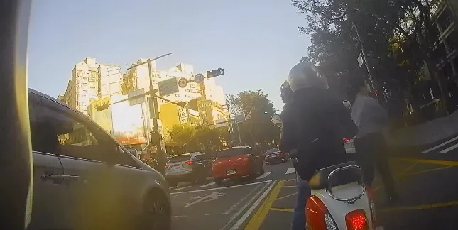 影/肉身擋車！新竹某高中停車場保全行為惹議　網籲依法處理