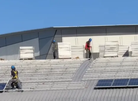 驚險畫面曝！新竹縣體育館裝太陽能板　工人竟未繫安全帶