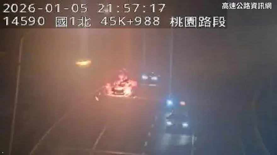 五楊高架桃園段火燒車！　轎車被火吞噬駕駛驚險逃生