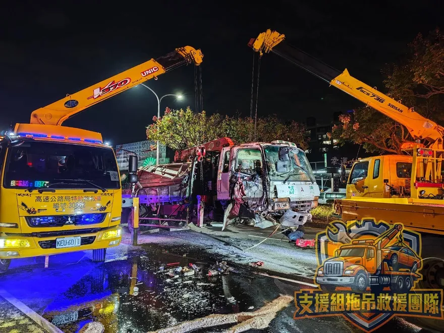 影/台中向上路又出事！貨車撞分隔島側翻「幾近全毀」
