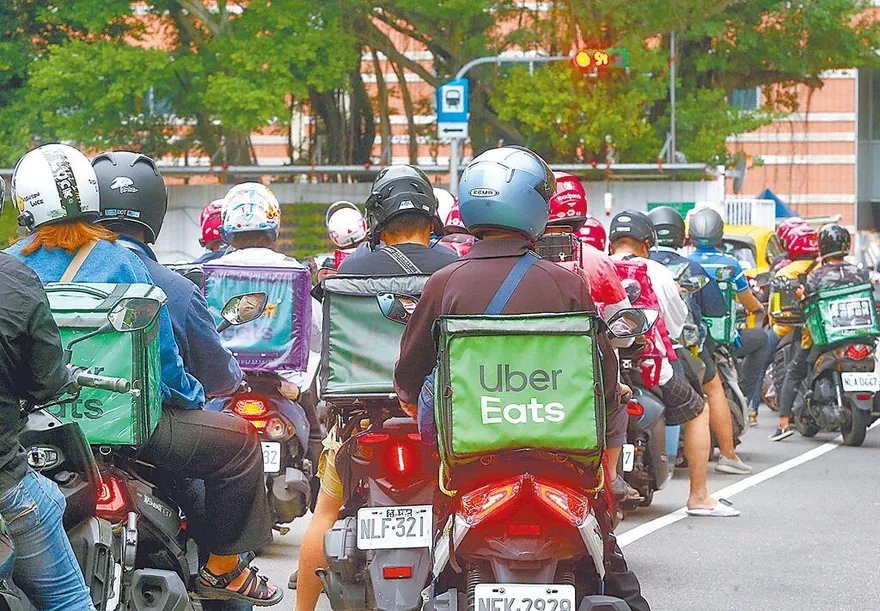 外送員專法三讀　每筆訂單報酬保底45元隨最低工資調整