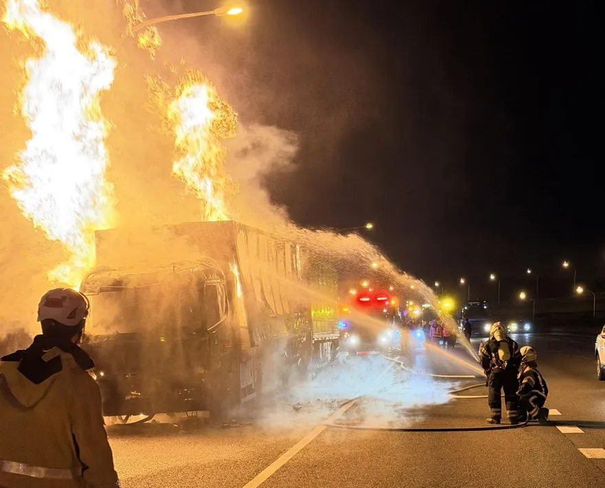 影/國1林口段凌晨驚見駭人焰海　聯結車燒成殘骸