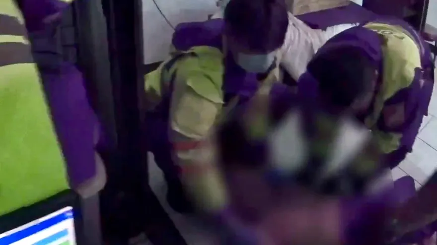 影/新北汐止警獲報醉漢抱瓦斯桶對峙　壓制管束強制送醫