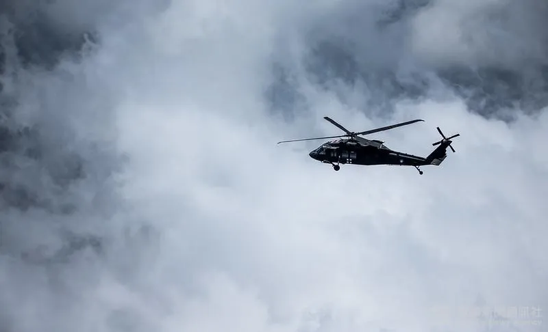 F-16花蓮外海失事！上尉飛官跳傘失聯　黑鷹直升機馳援搜救