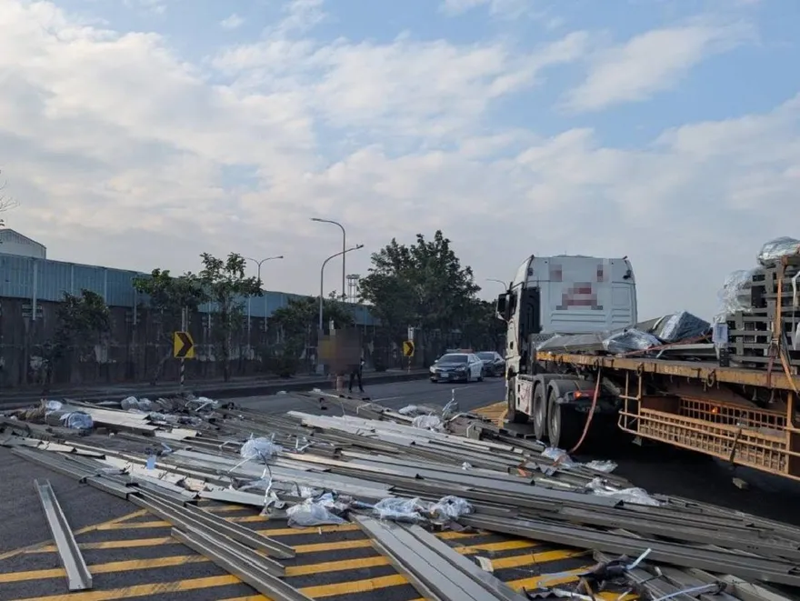 影/闖禍了！高雄曳引車「要人命」鋼材噴一地慘況曝光