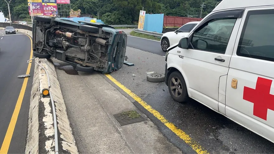 影/閃不掉？淡水「救護車撞翻前車」釀3人緊急送醫