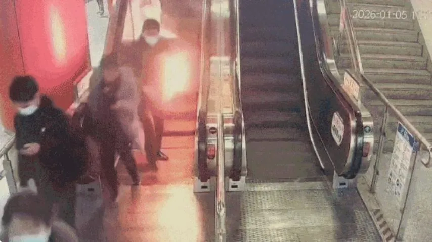 影/恐怖！上海地鐵乘客「身上冒火」狂奔　行動電源自燃惹禍
