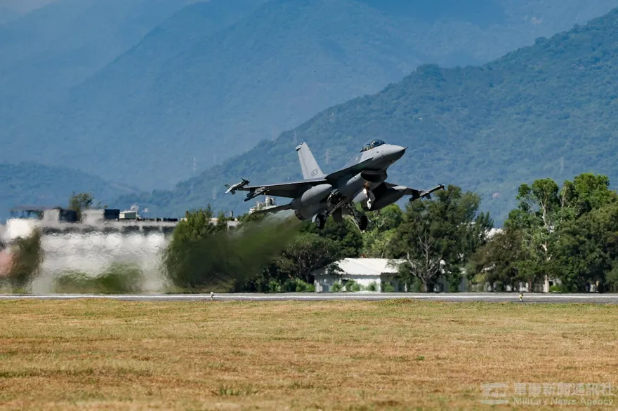 防撞地系統未到貨「再天價軍購」　粉專批：政府別拿飛官安全開玩笑