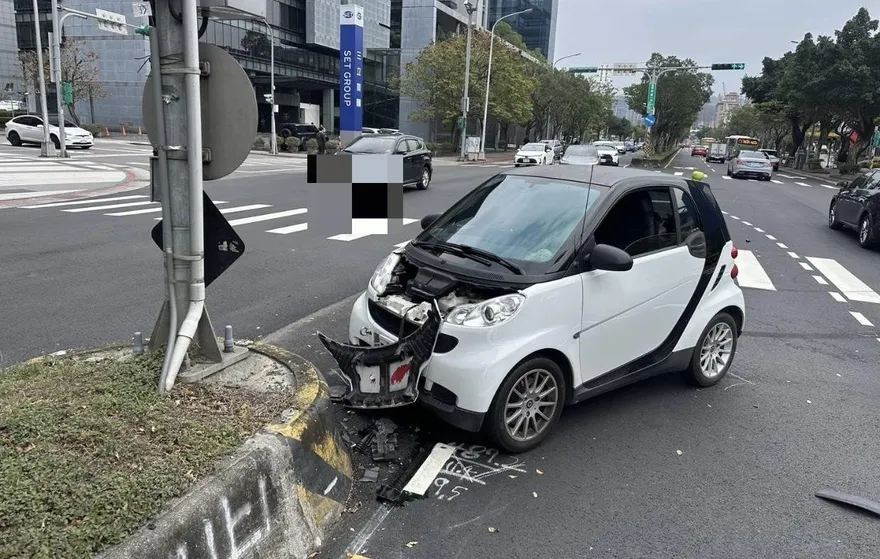 影/內湖Smart左轉擦撞賓士　2車頭炸裂幸無人傷