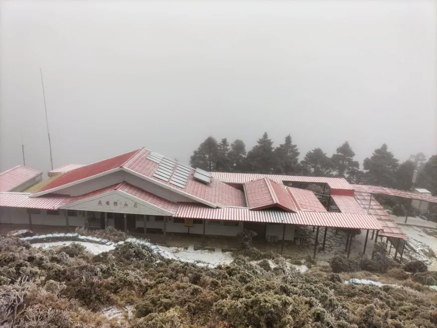 影/南橫山區迎瑞雪！嘉明湖山屋變銀白世界　糖霜灑落驚艷山友