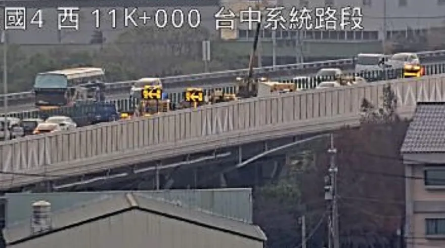 國道4號神岡段3車連環撞　3人受傷送醫