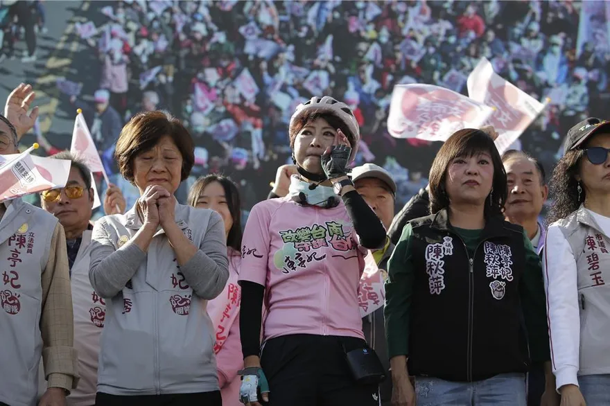 陳亭妃造勢淚喊遭抹黑　林俊憲：哭也是選舉技術的一種