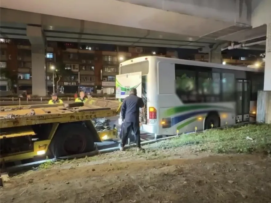 糗了！新北公車誤闖機車道卡住　大漢橋晚間回堵2小時