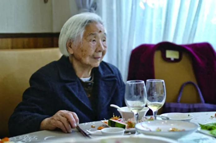 反向作息！陸101歲奶奶愛吃零食、熬夜追劇　比年輕人還夜貓