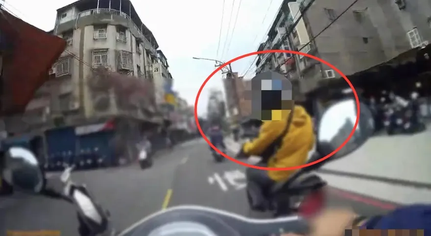 影/板橋通緝男拒檢逃逸躲民宅　警方圍捕送辦開罰