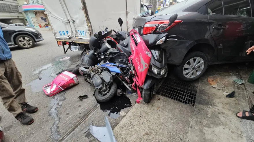 影/苗栗吊臂車衝慢車道！11車逃不掉　1行人受傷送醫