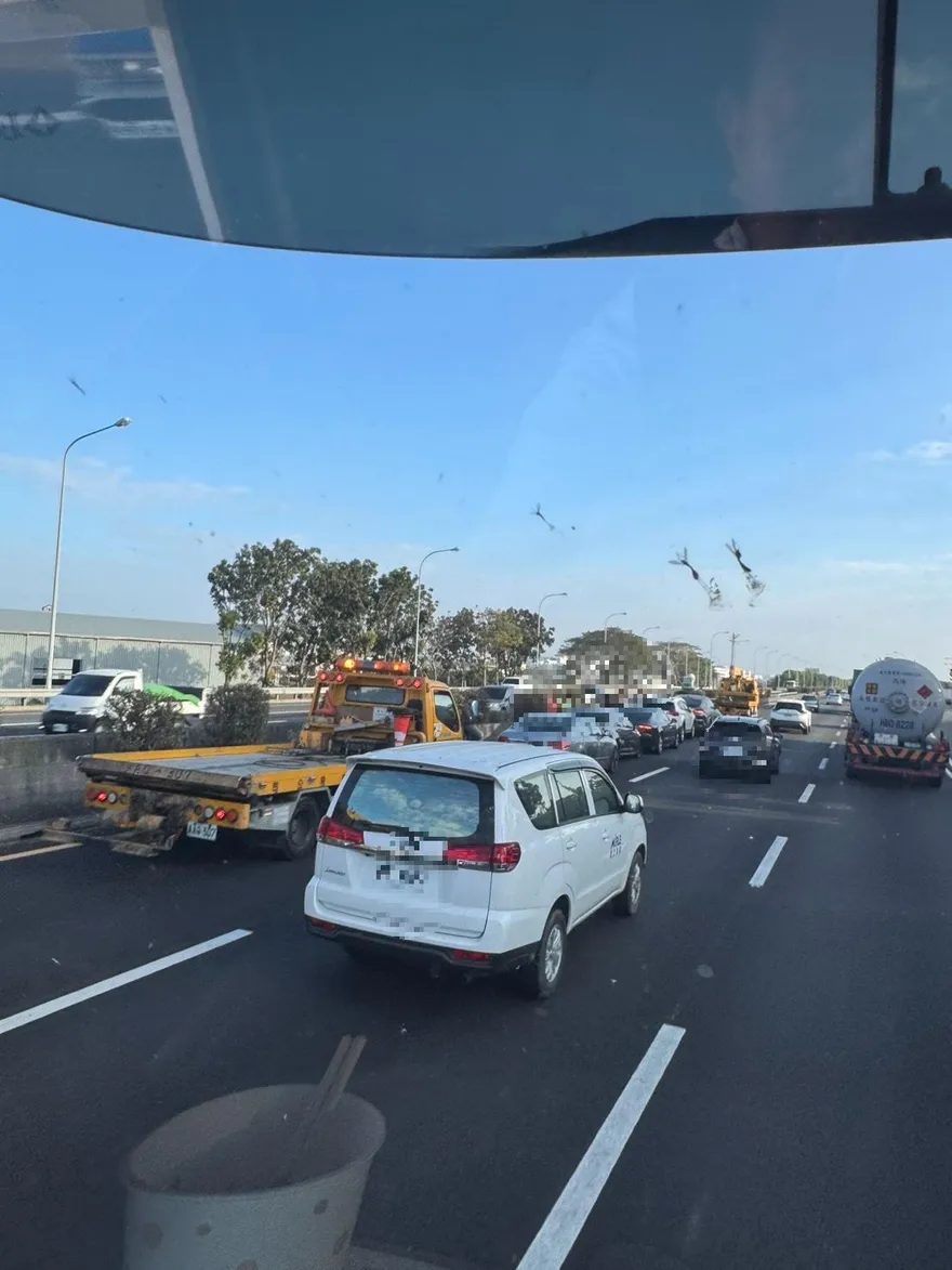 國1南下310.3K驚傳4車追撞！內側車道癱瘓　車流回堵5公里