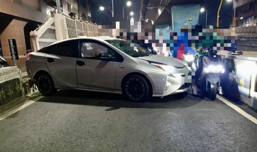 影/三重中山橋轎車自撞橋墩　堵匝道後方車流塞爆