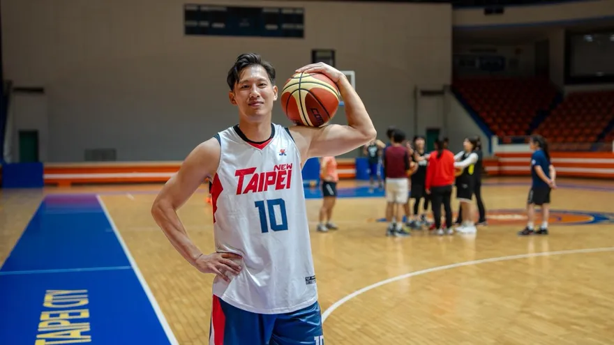 三度耳聾仍征戰國際　五峰國中師吳啟道靠眼神打進聽奧