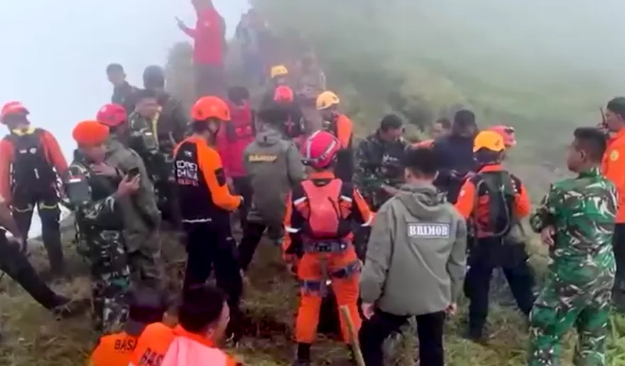 印尼飛機山區失聯...10人「只尋獲1具遺體」　大霧礙搜救
