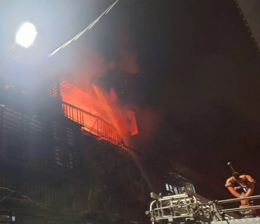 士林民宅大火「整層焰舌狂噴」！居民夜半狂逃