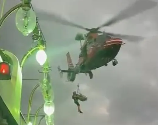 影/彭佳嶼觀光船旅客突心臟驟停！　空勤隊外海極限吊掛