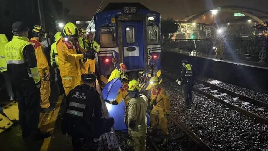 台鐵驚爆死傷事故！暖暖站「旅客落軌遭列車撞死」